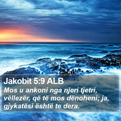 Jakobit 5:9 ALB Bible Verse Image