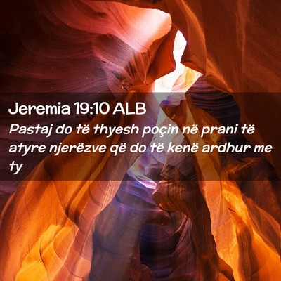 Picture 02 - Jeremia 19:10 ALB - Pastaj do të thyesh poçin në prani të atyre - Bible Verse Picture