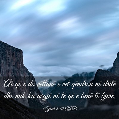 Picture 03 - 1 Gjonit 2:10 ALB - Ai që e do vëllanë e vet qëndron në dritë - Bible Verse Picture
