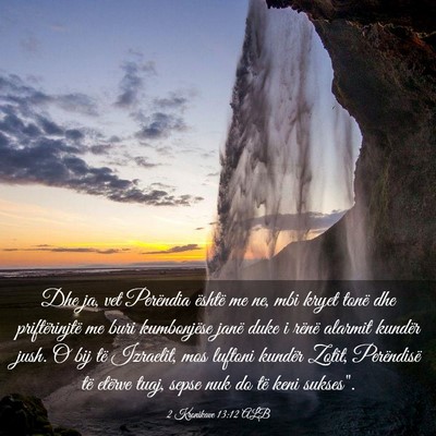 Picture 03 - 2 Kronikave 13:12 ALB - Dhe ja, vet Perëndia është me ne, mbi kryet - Bible Verse Picture