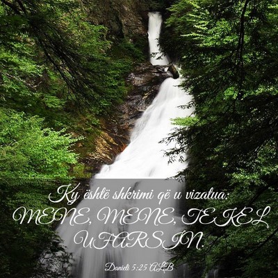 Picture 03 - Danieli 5:25 ALB - Ky është shkrimi që u vizatua: MENE, MENE, - Bible Verse Picture