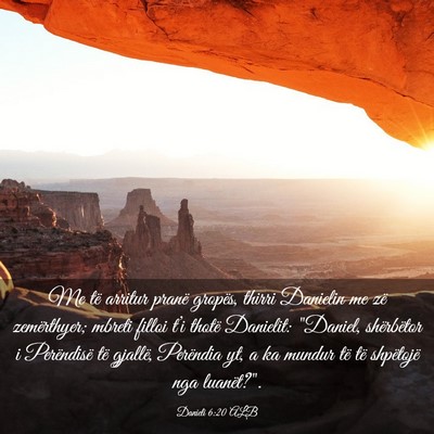 Picture 03 - Danieli 6:20 ALB - Me të arritur pranë gropës, thirri Danielin me - Bible Verse Picture