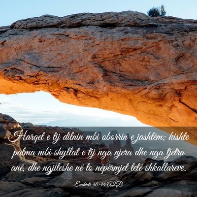 Picture 03 - Ezekieli 40:34 ALB - Harqet e tij dilnin mbi oborrin e jashtëm; - Bible Verse Picture