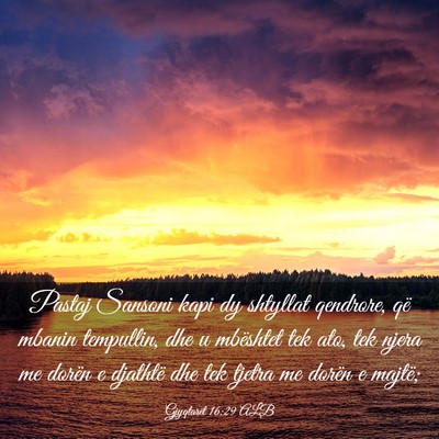 Picture 03 - Gjyqtarët 16:29 ALB - Pastaj Sansoni kapi dy shtyllat qendrore, që - Bible Verse Picture