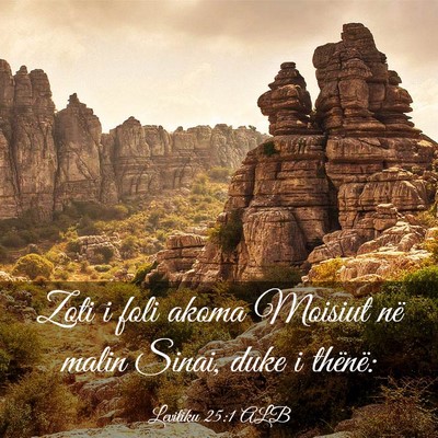 Picture 03 - Levitiku 25:1 ALB - Zoti i foli akoma Moisiut në malin Sinai, duke i - Bible Verse Picture