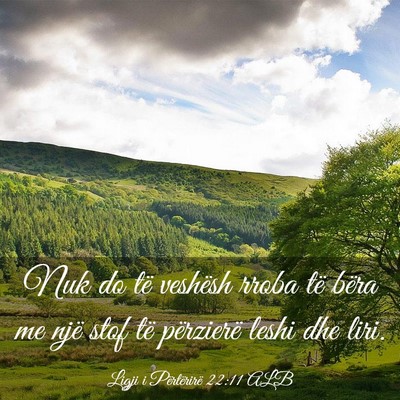Picture 03 - Ligji i Përtërirë 22:11 ALB - Nuk do të veshësh rroba të bëra me një stof - Bible Verse Picture
