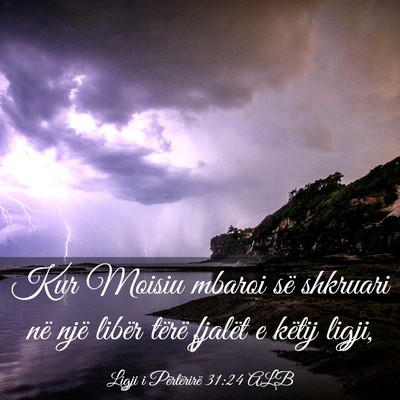 Picture 03 - Ligji i Përtërirë 31:24 ALB - Kur Moisiu mbaroi së shkruari në një libër - Bible Verse Picture