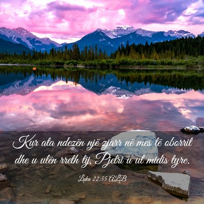 Picture 03 - Luka 22:55 ALB - Kur ata ndezën një zjarr në mes të oborrit - Bible Verse Picture