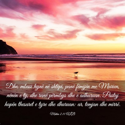 Picture 03 - Mateu 2:11 ALB - Dhe, mbasi hynë në shtëpi, panë fëmijën me - Bible Verse Picture