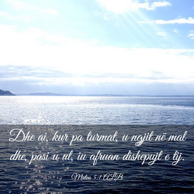 Picture 03 - Mateu 5:1 ALB - Dhe ai, kur pa turmat, u ngjit në mal dhe, pasi - Bible Verse Picture