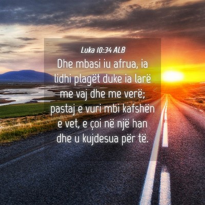 Picture 04 - Luka 10:34 ALB - Dhe mbasi iu afrua, ia lidhi plagët duke ia - Bible Verse Picture