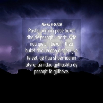 Picture 04 - Marku 6:41 ALB - Pastaj ai mori pesë bukët dhe dy peshqit, i - Bible Verse Picture