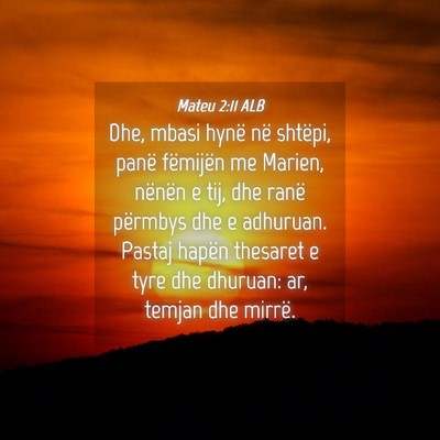 Picture 04 - Mateu 2:11 ALB - Dhe, mbasi hynë në shtëpi, panë fëmijën me - Bible Verse Picture