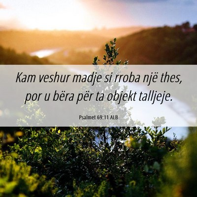 Picture 06 - Psalmet 69:11 ALB - Kam veshur madje si rroba një thes, por u bëra - Bible Verse Picture