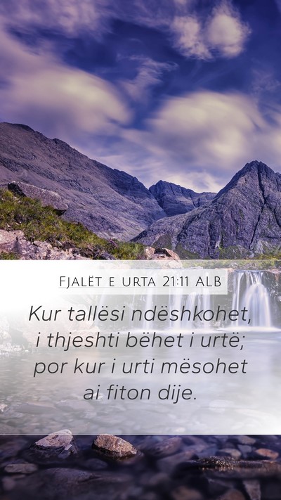 Fjalët e urta 21:11 ALB Mobile Phone Wallpaper - Kur tallësi ndëshkohet, i thjeshti bëhet i - Mobile Bible Verse Wallpaper